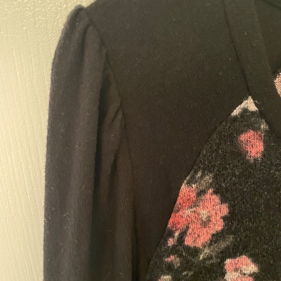 5 for $12. Lightweight long sleeve floral top, fits like a large - Picture 3 of 6